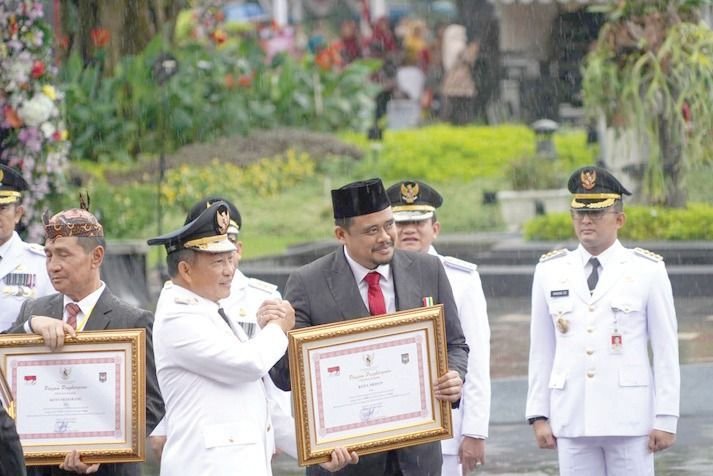 Bobby Nasution Terima Satyalancana Karya Bhakti Praja Nugraha Dari Presiden