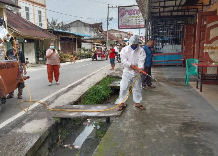 Seorang Warga Terkonfirmasi Covid-19, Lingkungan Sondiraya Disemprot Disinfektan