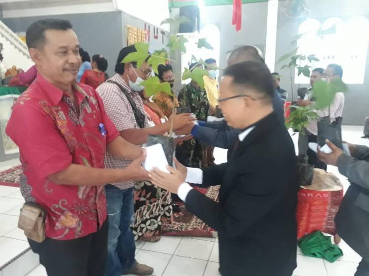 HUT ke-21 HKBP Resort Laubaleng Diwarnai Penyerahan Bibit Pohon Kemiri