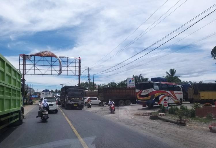 Antrean Kendaraan Beli Bio Solar di SPBU Labusel Penyebab Kemacetan Jalan