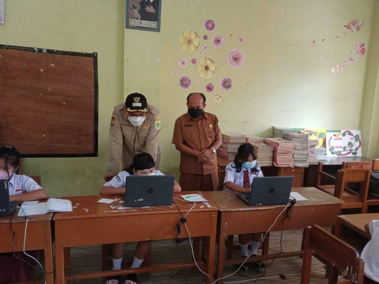Bupati Pakpak Bharat Tinjau Persiapan Asesmen Nasional Berbasis Komputer