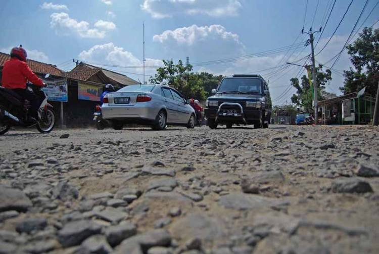 Sejumlah Ruas Jalan Utama Kabupaten Labusel Butuh Penanganan Serius