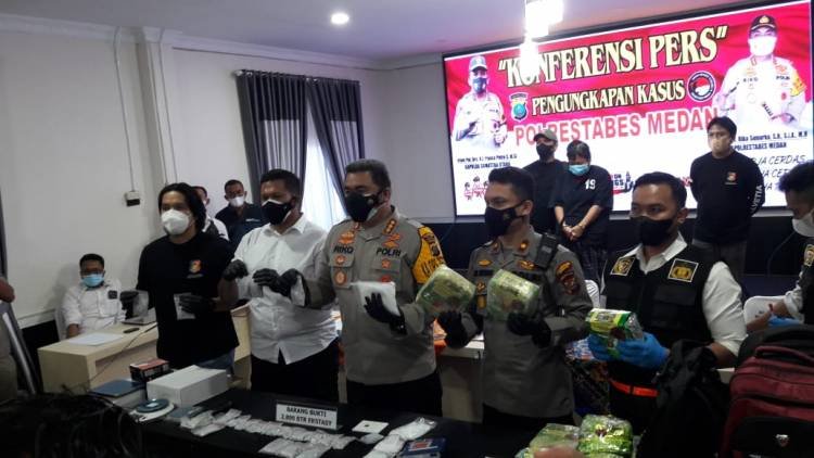 Polisi Ringkus IRT Pengedar 9 Kg Sabu dan 2.800 Butir Pil Ekstasi