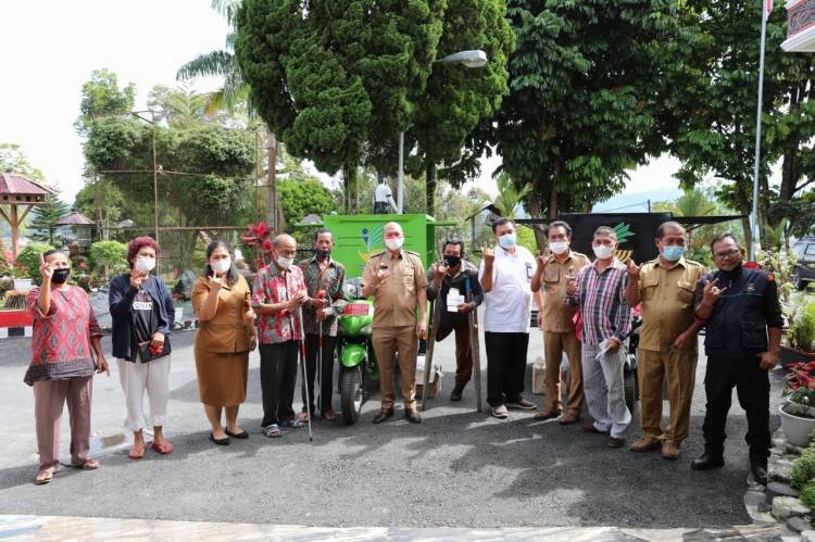 Bupati Taput Salurkan Bantuan  dari Kemensos 