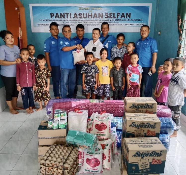 Biro Redaksi SIB Tebing - Deli Berikan Tali Asih  ke Panti Asuhan Selfan 