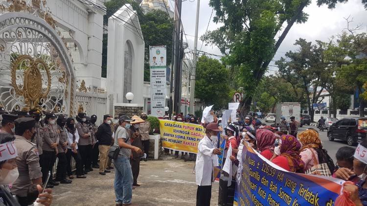 Harga Pupuk Naik, Petani Simalungun Demo ke Kantor Gubernur Sumut 