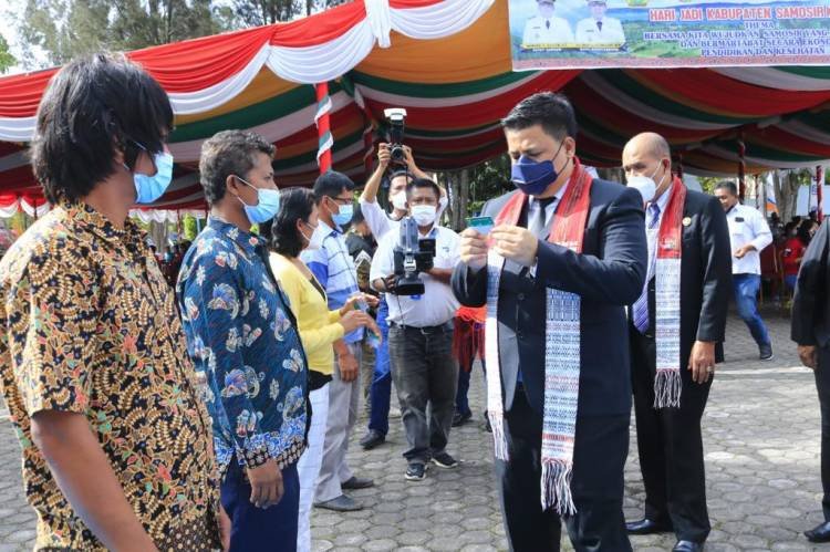 Bupati Bagikan Kartu BPJS dan Pupuk Gratis Pada Perayaan Hari Jadi ke-18 Kabupaten Samosir