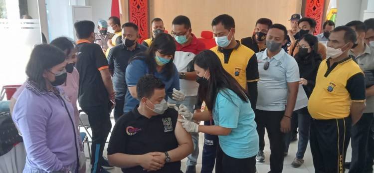 Bupati Samosir Minta Seluruh ASN dan THL Aktif Sukseskan Vaksinasi Booster