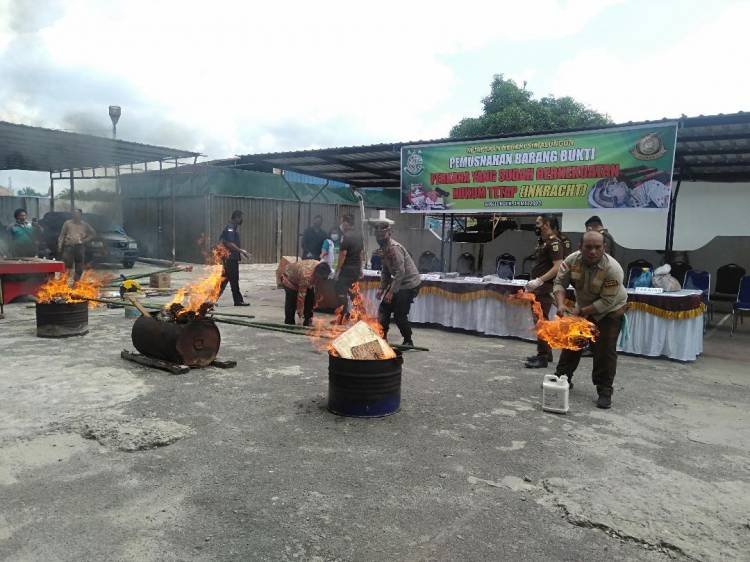 Kejari Simalungun Musnahkan Barbut Narkotika, Peralatan Judi dan Senjata Api