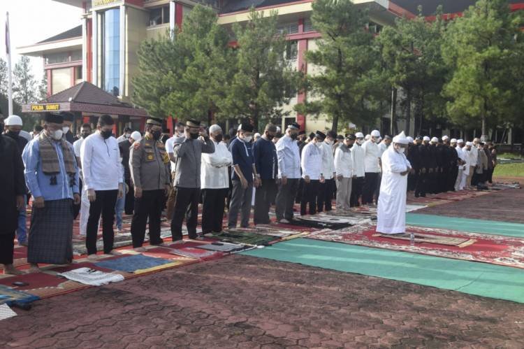 Personil Polda Sumut Gelar Salat Idul Fitri 1443 H 