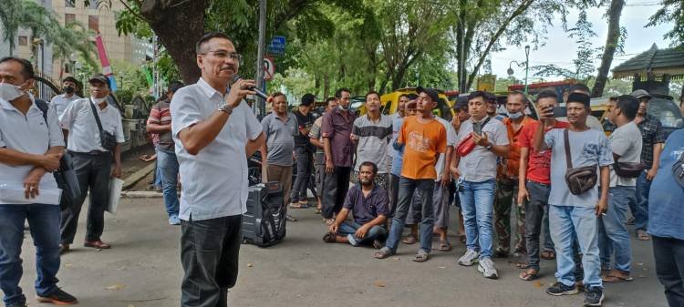 Sopir Angkot Unjuk Rasa ke DPRD SU Desak Gubernur Sumut Cabut Izin Trayek RMC 120P