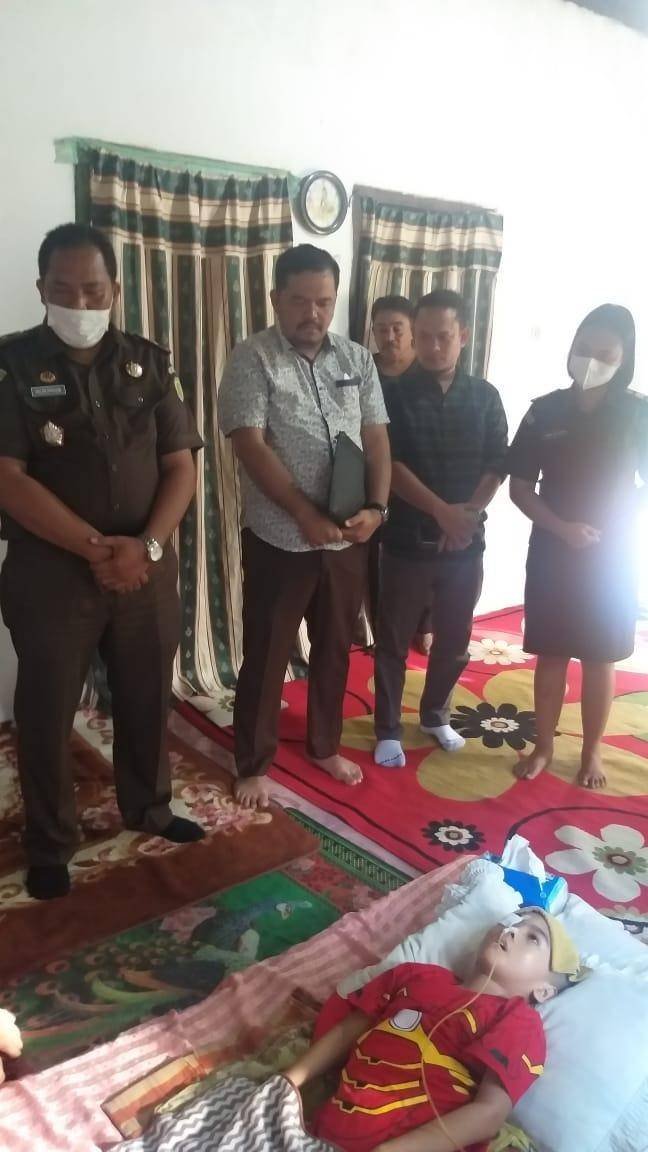 Kejari Simalungun Bantu Pengobatan Anak Pengidap Leukimia