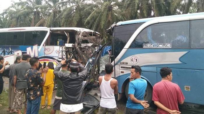 Bus PMH “Laga Kambing” dengan PMS di Labusel 7 Tewas