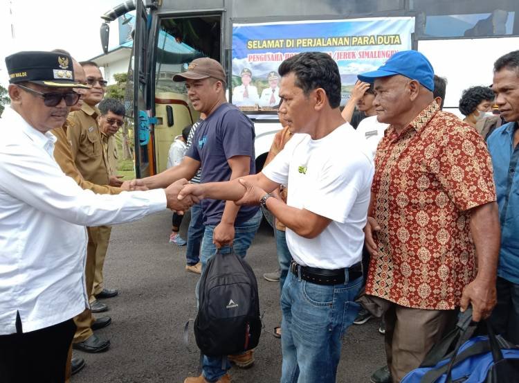 40 Petani Simalungun Diberangkatkan ke Pulau Jawa