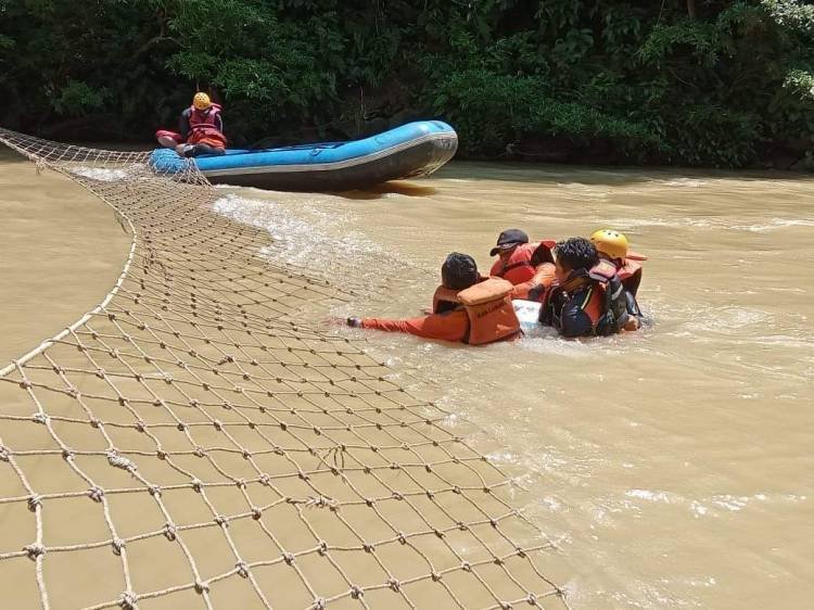 Hari ke-3 Pencarian Cinta dan Rizki, Petugas Pasang Jaring di Sungai Aeknatas