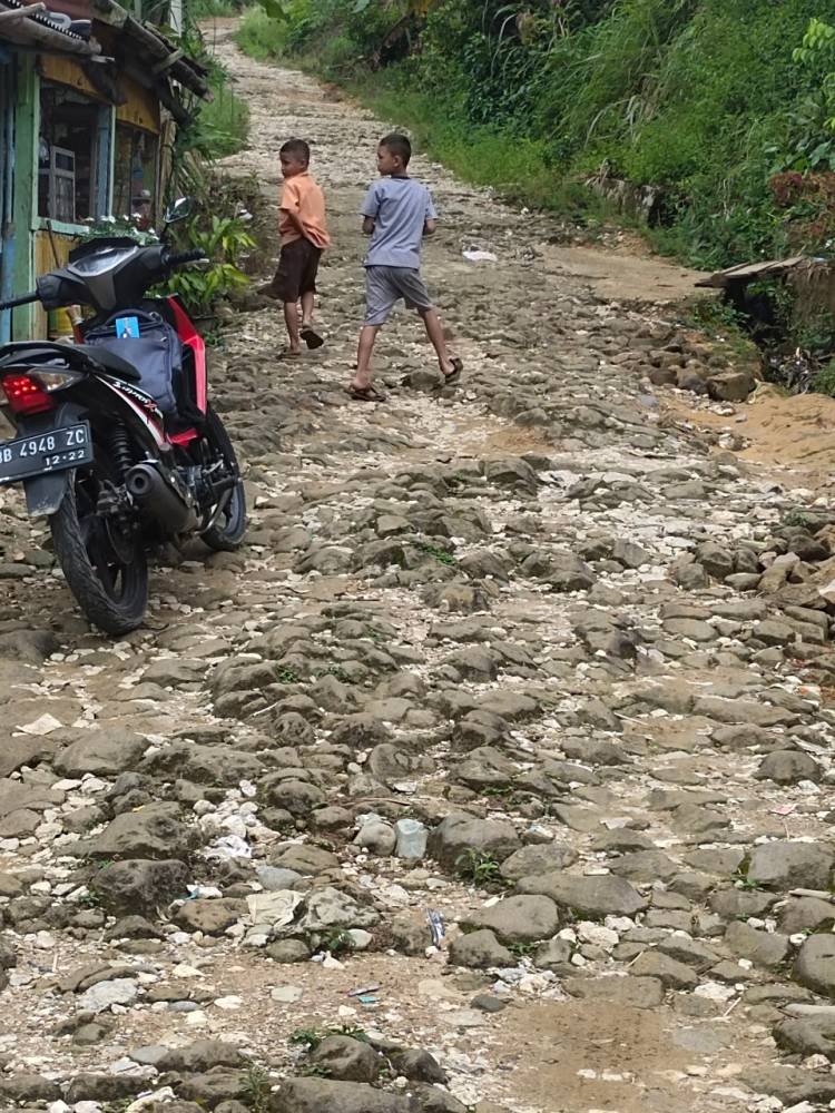 Jalan Gereja di Desa Tanjung Mulia Pakpak Bharat Rusak Parah