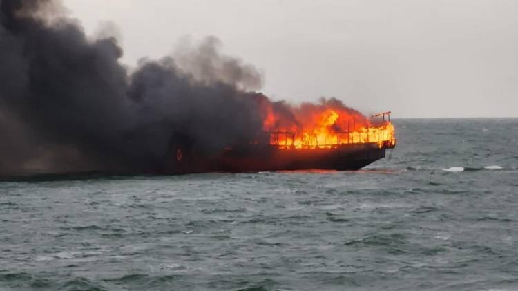 KM Bintang Surya Terbakar, KRI Lemadang Evakuasi 18 ABK, 1 Tewas