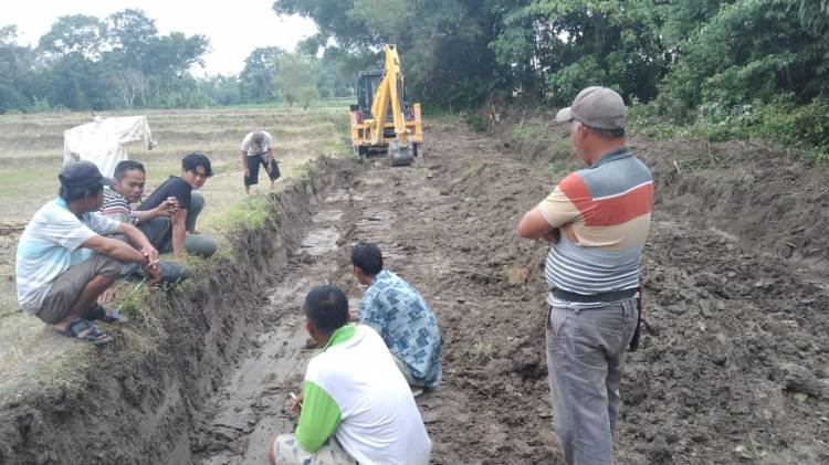 Masyarakat Perbaiki Jalan Penghubung Kecamatan Panei-Sidamanik