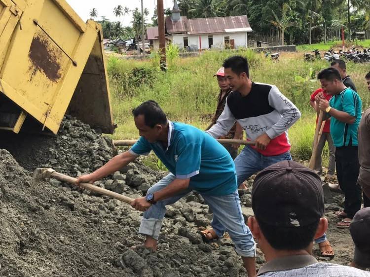 Camat Somambawa Nisel Pimpin Gotong Royong Perbaiki Halaman Kantor Camat