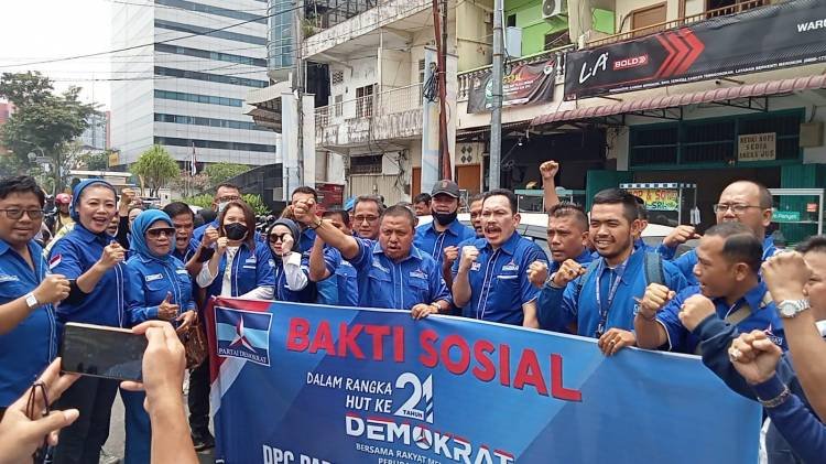 DPC Partai Demokrat Medan Bagikan 1.750 Nasi Kotak ke Abang Becak, Pengemudi Ojol dan Masyarakat