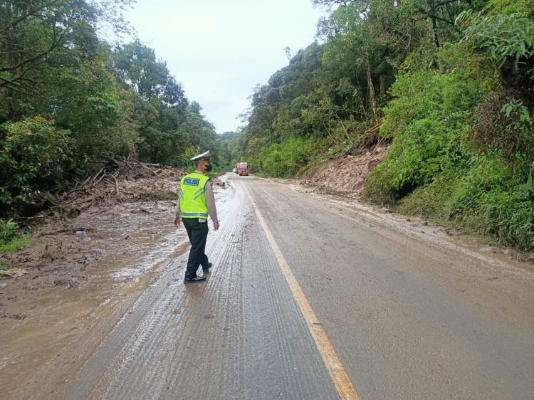 Pasca Tertimbun Longsor, Arus Lalu Lintas Sidikalang- Medan Kembali Normal