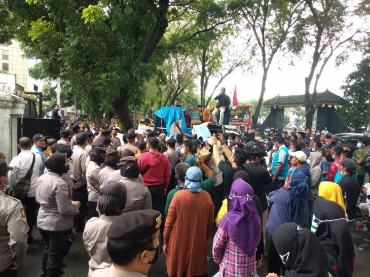 Nelayan Kepiting Sumut  Geruduk DPRD SU Protes Permen KKP No16 Miskinkan Nelayan