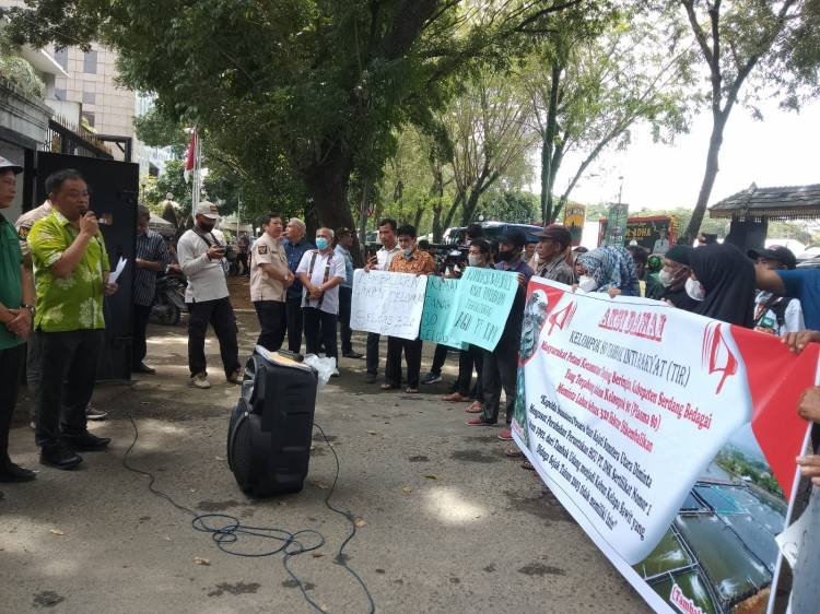 Petani "Kelompok 80" Sergai Unjuk Rasa ke DPRD SU Tuntut  PT DMK Kembalikan 320 Ha Tanahnya