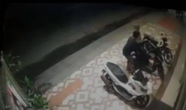 Dua Remaja Terekam CCTV Curi Sepedamotor di Hotel Red Doorz