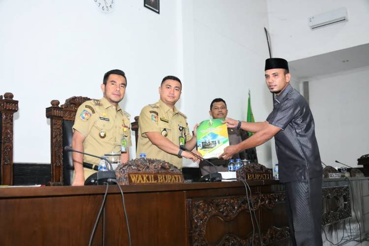 Pandangan Umum R-APBD TA 2023, Lintas Dua Fraksi Ingatkan Bupati Ganti Sekda Labura