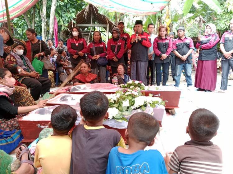 Ketiga Korban Longsor Dimakamkan 1 Liang