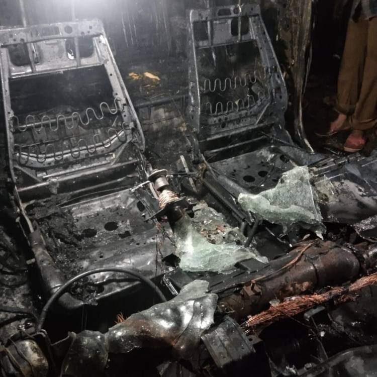 Minibus Nissan Xtrail Terbakar di Pinggir Jalan