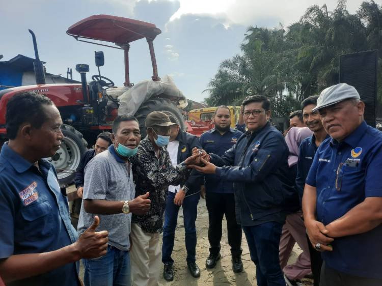 NasDem Sergai Bersama PSP Foundation Serahkan Bantuan  dari Kementan RI ke Kelompok Tani
