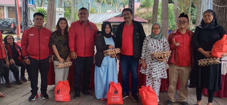 HUT ke-50 PDIP, Kader PDIP Bagikan Paket Sembako ke Masyarakat Parapat