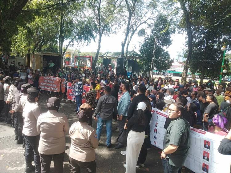 Ratusan Warga Sibolangit Unjuk Rasa ke DPRD SU, Siap “Mandi Darah” Pertahankan Bumi Perkemahan