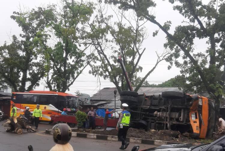 Akibat Rem Blong, Truk Pengangkut Pasir Terbalik