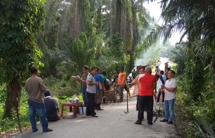 22 Kepling Kelurahan Aek Kanopan Kerja Bakti Bersihkan Kawasan Jalan Seto