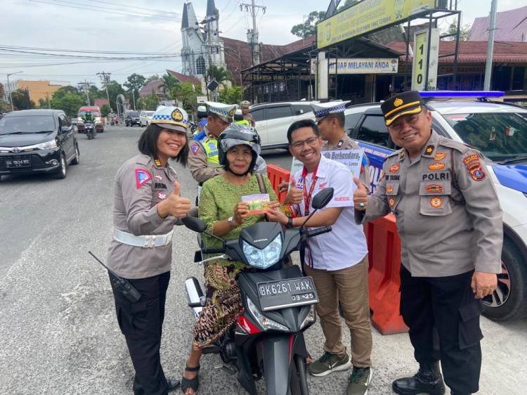 Hari Terakhir Ops Keselamatan Toba, Kasatlantas Bagikan Helm Gratis ke Masyarakat Pematangsiantar