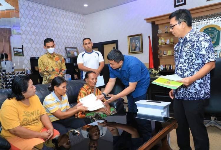 3 Korban Rumah Terbakar di Aekkanopan Terima Bantuan
