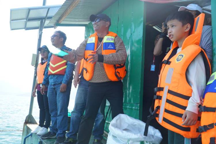 Bupati Sergai Kunjungi Pembudidayaan Ikan Tilapia Milik RSI di Danau Toba