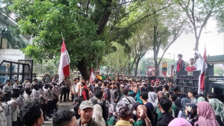 Mahasiswa GP3 Unjuk Rasa ke DPRD SU Tuntut Dinas SDA, CKTR Sumut Perbaiki Tanggul Jebol di Labura