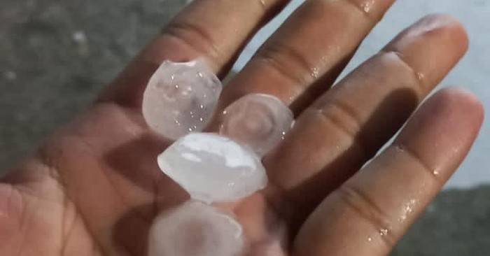 Fenomena Hujan Es di Pekanbaru Bikin Geger Warga