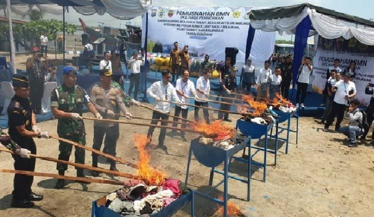 Bea Cukai Bakar Ratusan Bal Pakaian dan Sepatu Bekas Senilai Rp. 1,2 Miliar di Belawan