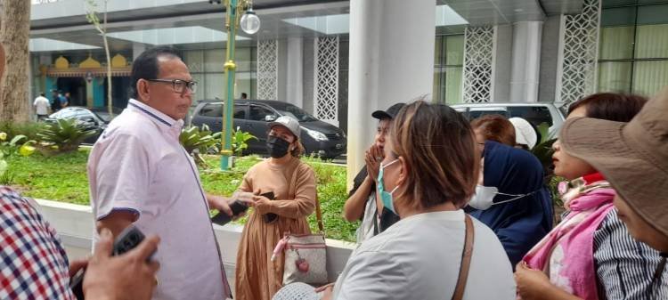 Para Pedagang Pakaian Bekas “Cegat” Ketua DPRD SU Minta Stop Razia Pakaian Bekas