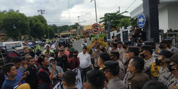 Sekelompok Mahasiswa Kembali Datangi Kejari Pematangsiantar Minta  Penjelasan Soal Pemanggilan Wali Kota
