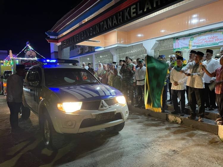 Bupati dan Wabup Labusel Lepas Pawai Kendaraan Hias Malam Takbiran Idul Fitri 1444 H