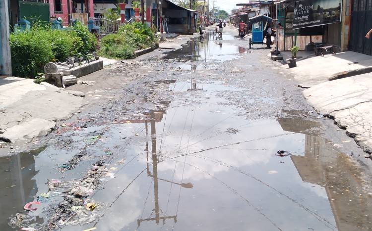 Drainase Tidak Berfungsi, Jalan Selebes Belawan Terendam Air Limbah