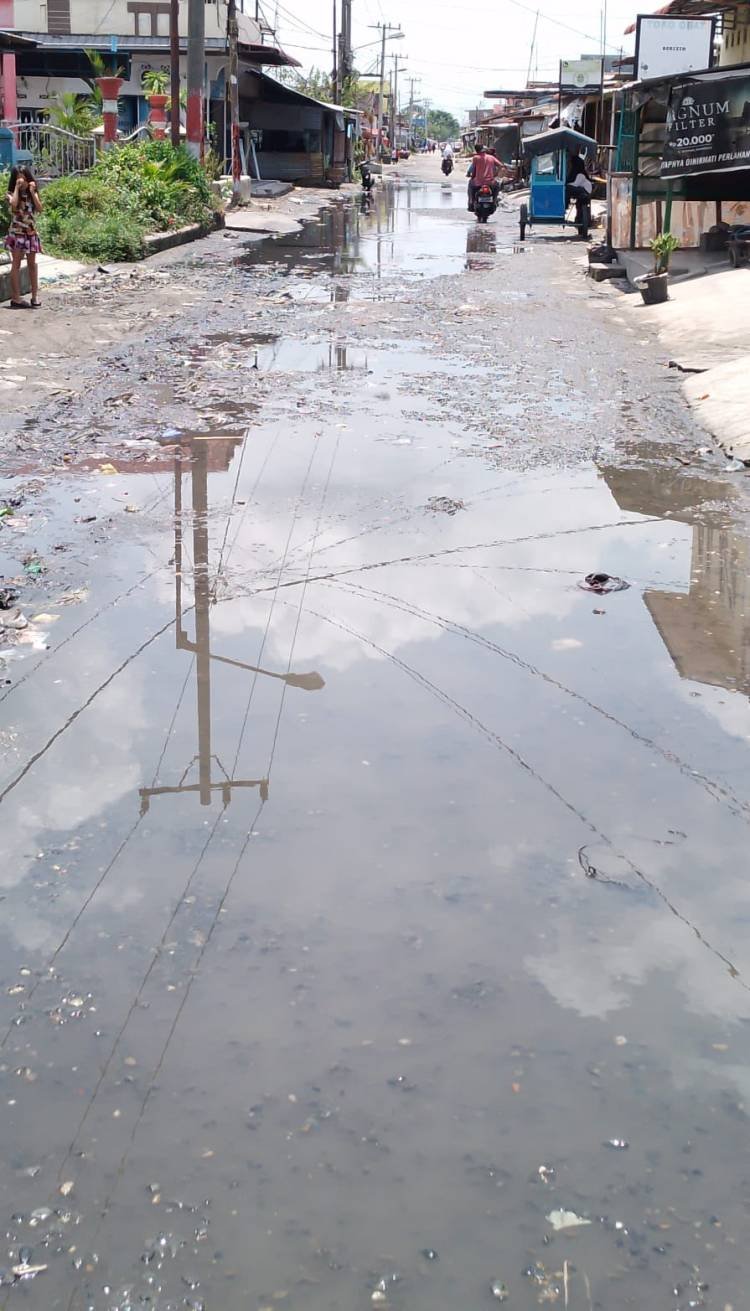 Drainase Tidak Berfungsi, Jalan Selebes Belawan Terendam Air Limbah