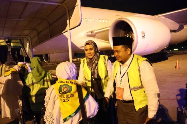 Bupati Tapsel Lepas 194  Jemaah Calon Haji