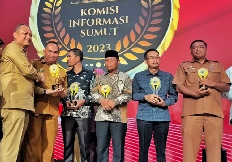 Pemkab Simalungun Terima Anugerah Keterbukaan Informasi Publik