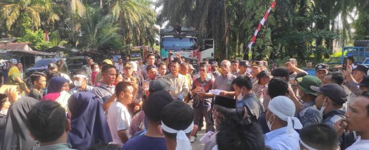 Warga Unjuk Rasa di DPRD Labura Minta Pengoperasian Tungku Bakar Jankos PT MSJ Pulodogom Distop